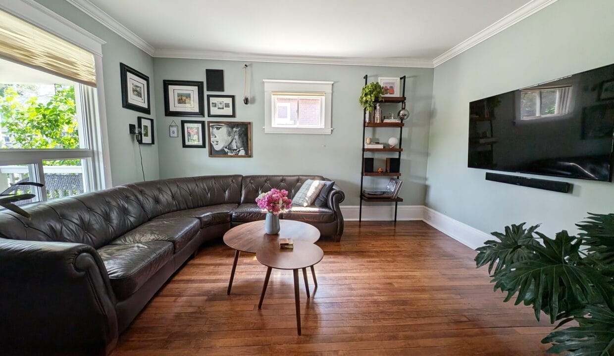 260_Colborne_Living1
