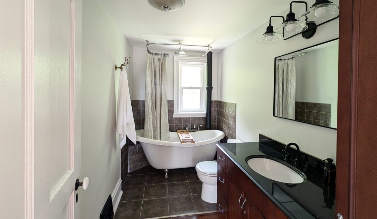 260_Colborne_MainBath