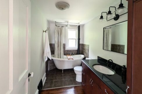 260_Colborne_MainBath