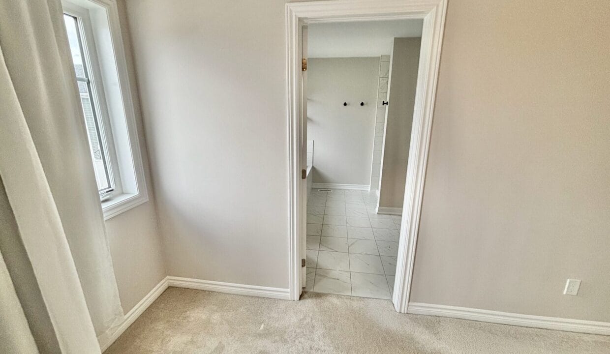 13 MasterBedroomEnsuitEntrance