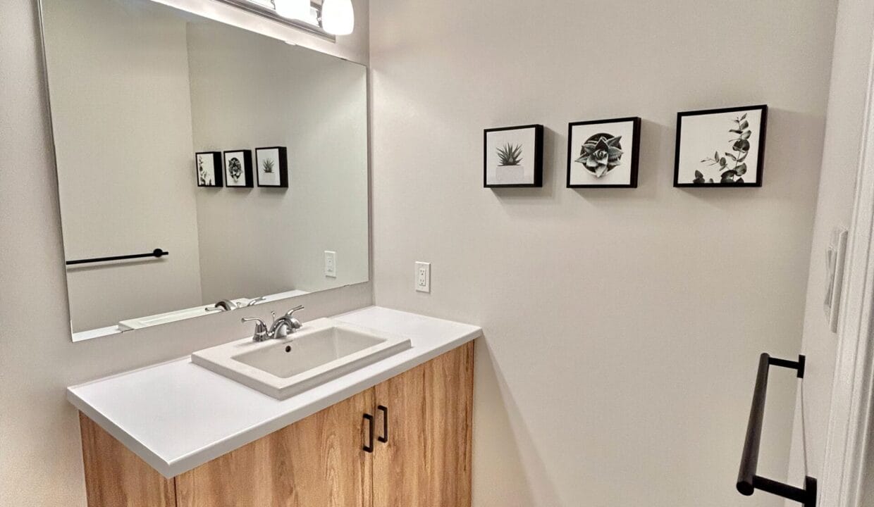 15 UpstairsBathroom1