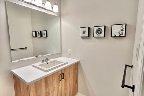 15 UpstairsBathroom1