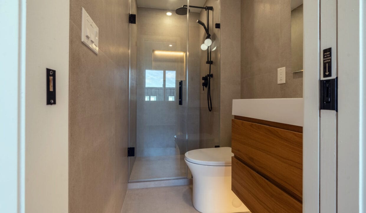 10 - Bathroom 1