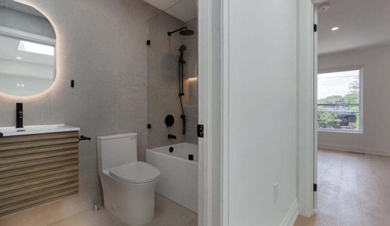 21.1 - Bathroom 3