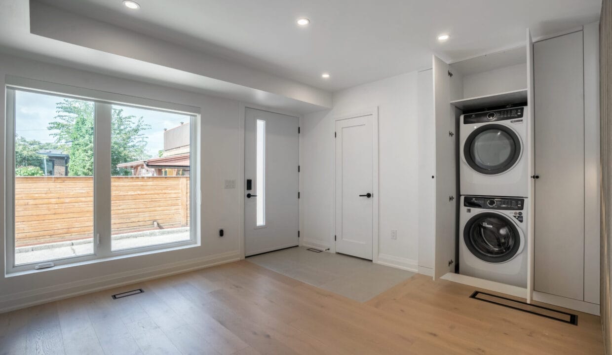 3.1 - Living Entrance 1